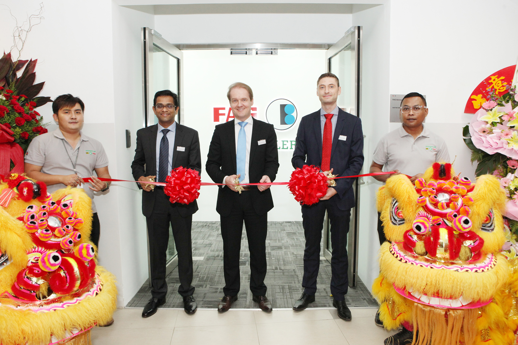 （從左至右）舍弗勒東南亞總裁拉瑪達斯&bull;切魯帕斯（Ramdas Cherupara），舍弗勒亞太區(qū)首席執(zhí)行官安德烈亞斯&bull;希克（Andreas Schick）以及FAG航空航天新加坡公司總經(jīng)理馬蒂亞斯&bull;比格納（Matthias Biegner）在FAG航空航天（新加坡）有限公司的開業(yè)儀式上正準備剪彩。